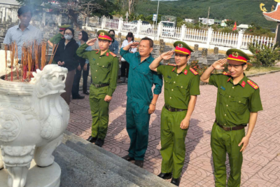 Phường Phổ Thạnh tổ chức Lễ viếng Nghĩa trang Liệt sĩ nhân kỷ niệm 50 năm giải phóng Miền nam, thống nhất đất nước (30/4/1975 – 30/4/2025) và 139 năm ngày Quốc tế Lao động (01/5/1886 - 01/5/2025)