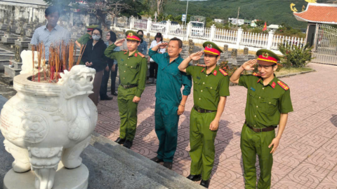 Phường Phổ Thạnh tổ chức Lễ viếng Nghĩa trang Liệt sĩ nhân kỷ niệm 50 năm giải phóng Miền nam, thống nhất đất nước (30/4/1975 – 30/4/2025) và 139 năm ngày Quốc tế Lao động (01/5/1886 - 01/5/2025)