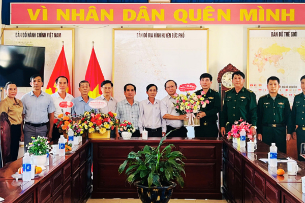 Phường Phổ Thạnh thăm, chúc mừng cán bộ, chiến sĩ Đồn Biên phòng Sa Huỳnh nhân kỷ niệm 66 năm ngày truyền thống Bộ đội Biên phòng (03/3/1959 - 03/3/2025) và 36 năm ngày hội Biên phòng toàn dân.